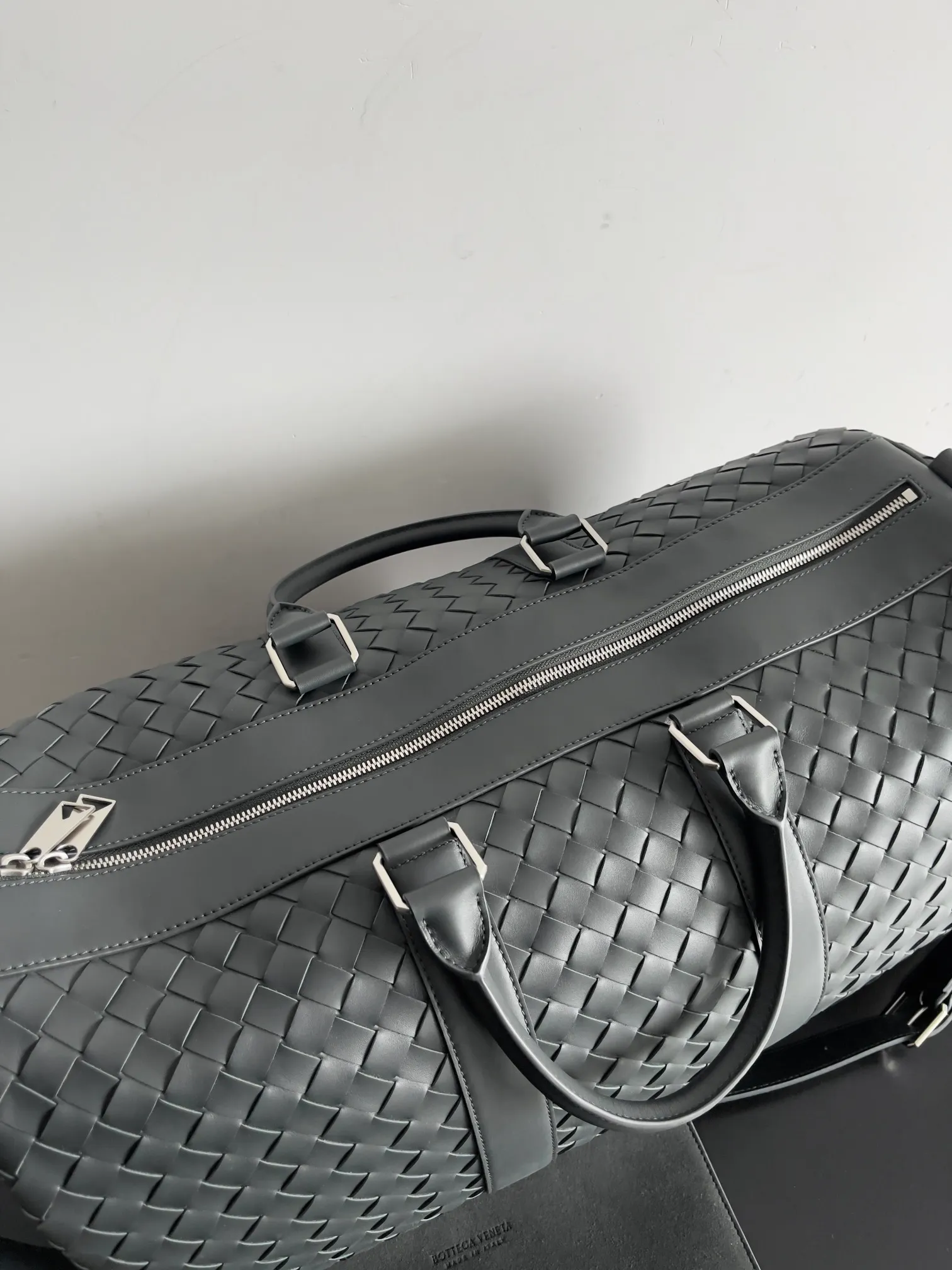 Batch 3560 BV woven large travel bag. A very recognizable travel bag. This travel bag is unique and uses classic weaving technology to make travel exquisite. The large-capacity design meets daily short-distance travel and is very suitable for elites who often travel on business. Style number: 650066 Size: 50*27*24cm